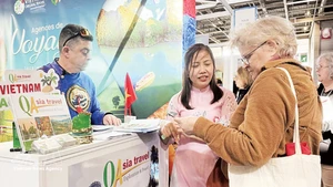 Des touristes français découvrent les produits touristiques vietnamiens lors du Salon international du tourisme 2026 à Paris. Photo : VNA.