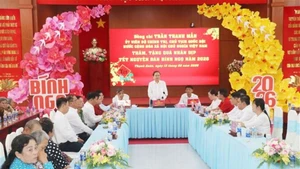 Le président de l’AN, Trân Thaanh Mân (centre) adresse ses meilleurs vœux de Nouvel An lunaire aux autorités locales ainsi qu’aux familles bénéficiaires de politiques sociales et aux ménages défavorisés de la commune de Thanh Xuân.