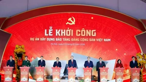  Le Secrétaire général To Lam, le Premier ministre Pham Minh Chinh ainsi que des dirigeants et d’anciens dirigeants du Parti et de l’État ont participé à la cérémonie de lancement du projet de construction du Musée du Parti communiste du Vietnam.