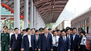 Le secrétaire général To Lam, le Premier ministre Pham Minh Chinh et d'autre délégués effectuent une inspection de terrain à la gare de Dong Dang. Photo : VNA.