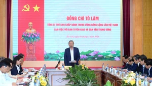 Le Secrétaire général To Lam tient une séance de travail avec la Commission centrale de la Propagande, de l’Éducation et de la Mobilisation des masses