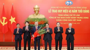 Remise de l’insigne des 45 ans d’adhésion au Parti au secrétaire général Tô Lâm (3e à gauche). Photo : VNA.