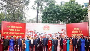 Le secrétaire général du Parti communiste du Vietnam To Lam avec des électeurs au bureau de vote n° 2, quartier de Ba Dinh, Hanoï. Photo : Thong Nhat - VNA.