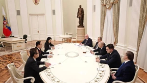 Panorama de l'entrevue entre Le Hoai Trung et Vladimir Poutine. Photo : VNA.