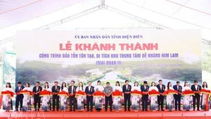 Le Premier ministre Pham Minh Chinh et des délégués coupent le ruban lors de la cérémonie d'inauguration. Photo : VNA