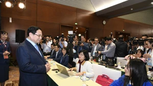 Le Premier ministre Pham Minh Chinh rend visite et encourage les journalistes couvrant le XIVe Congrès du Parti. (Photo : DUY LINH)