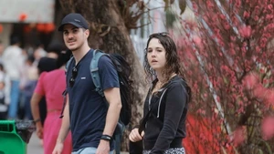 Des touristes étrangers à Hanoï à l'occasion du Nouvel An lunaire. Photo : VNA.