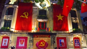 Les monuments emblématiques de Hanoi scintillent dans la nuit pour saluer le XIVe Congrès du PCV