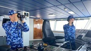 Les officiers et soldats de la Garde côtière tournés avec une confiance absolue vers le XIVe Congrès national du PCV