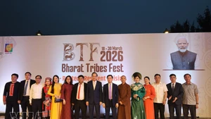 Le ministre Dao Ngoc Dung et la délégation l'accompagnant posent pour une photo lors du Bharat Tribes Fest 2026. Photo : VNA.