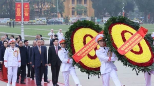 Les dirigeants rendent hommage au Président Hô Chi Minh et aux héros morts pour la Patrie. Photo : VNA.