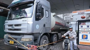 Le 7 mars, les prix de détail des carburants au Vietnam ont fortement augmenté. Photo : VNA.