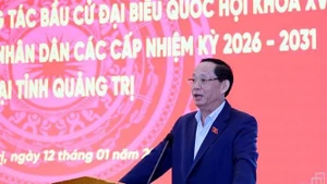 Le vice-président de l’Assemblée nationale, Tran Quang Phuong, travaille à Quang Tri. Photo : VNA.