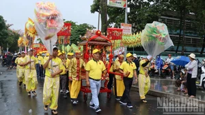 Défilé original lors de la fête de la pagode Ong à Dong Nai