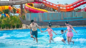 Des touristes s'amusent au parc aquatique Aqua Adventure, dans le quartier de Rach Dua, à Hô Chi Minh-Ville. Photo : SGGP