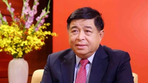 Le vice-Premier ministre Nguyên Chi Dung répond à une interview de l’Agence vietnamienne d’Information. Photo : VNA.