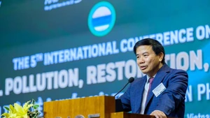 Le professeur Hoang Chung Tham, de l’Université d’Auburn, s'exprime. Photo : baomoi.com