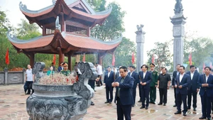 Le PM Pham Minh Chinh rend hommage au Président Ho Chi Minh et aux martyrs de Dien Bien Phu