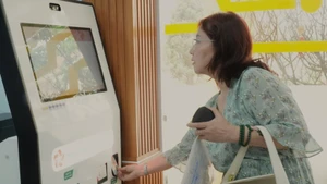 Des citoyens scannent leur carte d’identité citoyenne pour effectuer des démarches administratives. Photo : VNA.