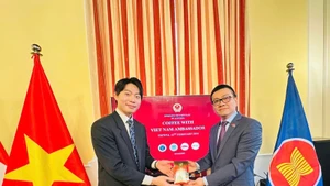 L’ambassadeur du Vietnam en Autriche, Vu Le Thai Hoang (droite) et le représentant du programme de master international de l’Académie diplomatique de Vienne. Photo: VNA.