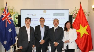 M. Andrew Goledzinowski (deuxième à partir de la gauche), ancien ambassadeur d'Australie au Vietnam. Photo : Thanh Tu/VNA.