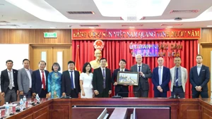 Le vice-président du Comité populaire provincial Nguyen Thanh Ha reçoit une délégation de l’Union européenne