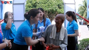 Sourires au «supermarché à 0 dông» du Têt. Photo : VOV.