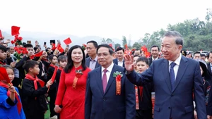 Le secrétaire général du Parti communiste du Vietnam, To Lam, et le Premier ministre vietnamien Pham Minh Chinh assistent à la cérémonie dans la commune de Dong Dang, province de Lang Son. Photo : VNA.