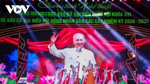 Éclatante soirée artistique « La fête du pays » sur la place Dong Kinh Nghia Thuc