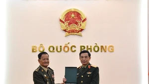Le général Phan Van Giang, membre du Bureau politique, secrétaire adjoint de la Commission militaire centrale, ministre de la Défense (droite) et le général Prum Din secrétaire d'État au ministère cambodgien de la Défense. Photo: qdnd.vn