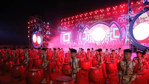 Spectacle de tambours en ouverture de la Fête du temple des rois Trân 2025. Photo : VNA.