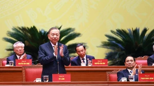 Le secrétaire général du Parti To Lam, président du Présidium, a dirigé la séance. Photo : VNA.