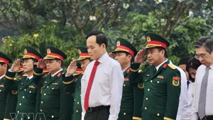 Les dirigeants de Hô Chi Minh-Ville rendent hommage aux héros morts pour la Patrie, Photo : VNA.
