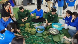 Bộ đội biên phòng tỉnh Hưng Yên cùng đoàn viên thanh niên trên địa bàn xã Đông Thụy Anh gói bánh chưng tặng người có hoàn cảnh khó khăn.