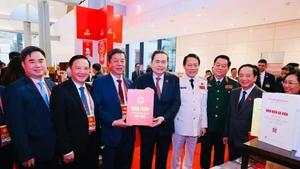 Le Directeur général et rédacteur en chef de la Maison d’édition politique nationale Sự thật, Professeur associé, Docteur Vu Trong Lam, a remis un exemplaire spécial de l’ouvrage intitulé « Constitution de la République socialiste du Vietnam » au Président de l’Assemblée nationale Tran Thanh Man.