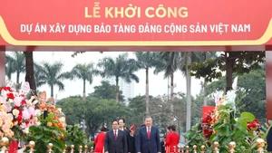 La mise en chantier du Musée du Parti communiste du Vietnam s’est déroulé en présence du secrétaire général du PCV, To Lam, du Premier ministre Pham Minh Chinh, de dirigeants et anciens dirigeants du Parti et de l’État, ainsi que de représentants du corps diplomatique et d’organisations internationales. Photo : VNA