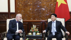 Le président Luong Cuong (droite) reçoit l’ambassadeur tchèque Hynek Kmonicek. Photo : VNA.