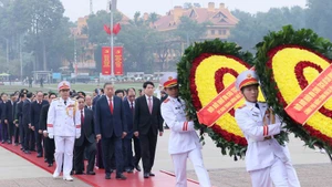 La délégation se rend au Mausolée du Président Ho Chi Minh, à Hanoï, pour lui rendre hommage. Photo : VNA.