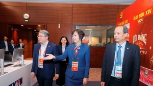 Membre du Comité central du Parti, ministre vietnamien de la Justice, Nguyên Hai Ninh, visite la zone d’opérations de l’Agence vietnamienne d’information (VNA). Photo : VNA.