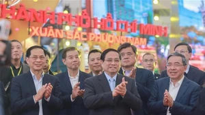 Le Premier ministre hautement apprécie les préparatifs de la Foire. Photo : VNA