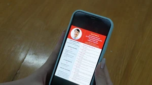 Les informations concernant les candidats au Conseil populaire provincial de Khanh Hoa pour le mandat 2026-2031 sont diffusées sur des plateformes d'information numériques. Photo : VNA.