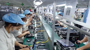 Le groupe des ordinateurs, produits électroniques et composants a, pour la première fois, franchi le seuil mensuel de 10 milliards de dollars. Photo: VNA