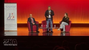 Le président d’ABVietFrance, Nguyen Hai Nam (milieu), s'exprime lors du séminaire. Photo : VNA.