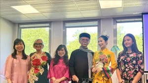 Hoang Thu Trang, fondatrice et directrice générale d’Art Space, basée en France (robe tunique rouge). Photo: VNA