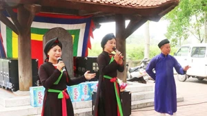 Chant de quan họ lors de la fête du temple Dên Dô. Photo : VNA.
