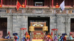 Reconstitution d'une cérémonie de la dynastie des Nguyen. Photo : VNA.