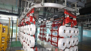 Une usine qui fabrique des fibres et des tissus synthétiques. Photo : VNA.