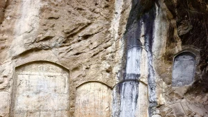 Inscriptions Ma Nhai gravées sur les parois rocheuses dans la grotte Kinh Chu – trésor national