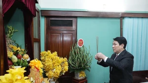 Le président Luong Cuong rend hommage au Président Hô Chi Minh à la Maison 67.