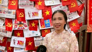 La docteure Nguyen Thi Khanh, chercheuse postdoctorale à l'Université chinoise de Hong Kong, répond à une interview de l’Agence vietnamienne d’information. Photo : VNA.
